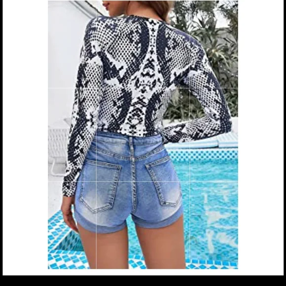 Women's Long Sleeve Snake Print Zipper Cut-Out Rash Guard Swimsuit. - Picture 3 of 11